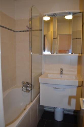 une salle de bain avec une baignoire, un lavabo et une douche dans l'établissement Studio Mediterraneo, à Juan-les-Pins