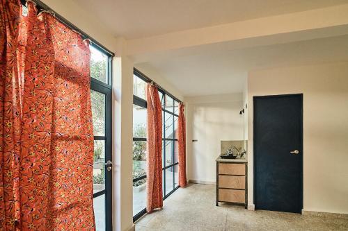 an empty room with a door and a window at Apartamento nuevo con vistas a jardín cerca de Coyoacán in Mexico City
