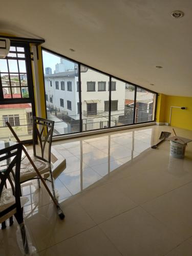 una stanza con una sedia e una grande finestra di Close to Everything a Port-of-Spain