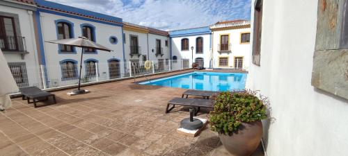 a courtyard with a swimming pool in a building at Casa próxima da praia fluvial in Mourão