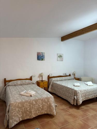 a bedroom with two beds in a room at Retiro Gastro-Rural - Habitaciones in Moratalla