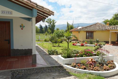 a garden in front of a house at Hotel Campestre Casa La María in Firavitoba