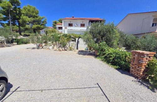 Apartments with parking spaces Barbat, Rab - 24096