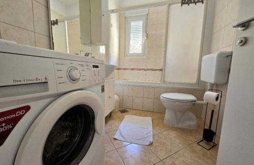 Ένα μπάνιο στο Apartments with parking space Barbat, Rab - 24096
