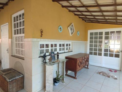 a room with a table and a desk in a house at Lumiar Garden Suítes e Chalés em Vilas do Atlântico in Lauro de Freitas