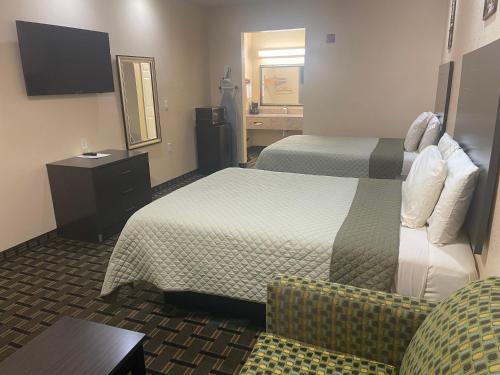 Postel nebo postele na pokoji v ubytování Homegate Inn & Suites West Memphis