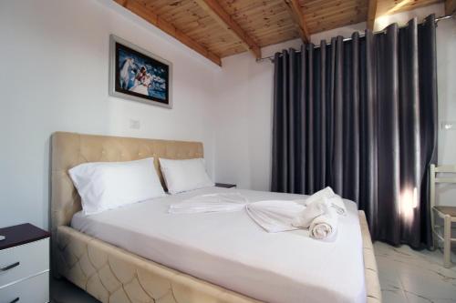 Ein Bett oder Betten in einem Zimmer der Unterkunft Seaside Vila Genti Pollo