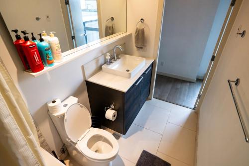 Ένα μπάνιο στο #Modern & Cozy 2BR 2BA in the Heart of Chinatown