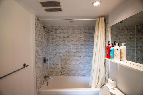 Ένα μπάνιο στο #Modern & Cozy 2BR 2BA in the Heart of Chinatown