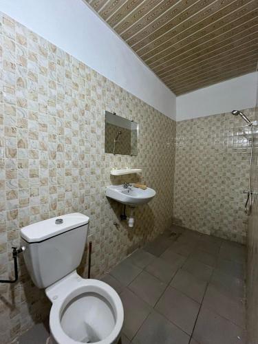 un baño con inodoro y lavabo en Le doux refuge, en Abiyán