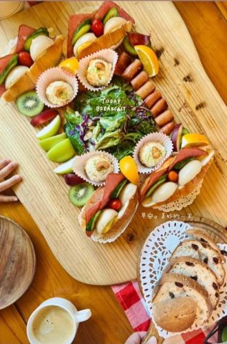 a platter of food on a wooden table at 台東鹿野森活 訂房來電付訂確認 in Ruiyuan