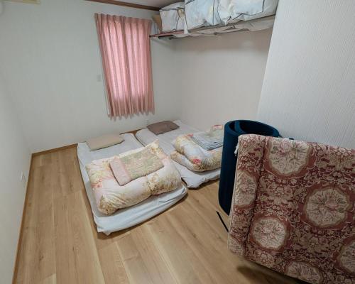 a room with two beds in a room at 家主居住型 那須のレジャー施設が楽しめる若草邸 in Nasushiobara