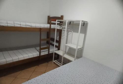 a small room with bunk beds in a room at Brisa do Mar in Caraguatatuba