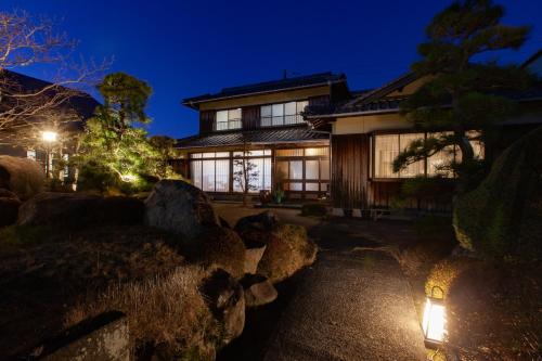 周防大島町にあるGuest Room Kandaの夜の家