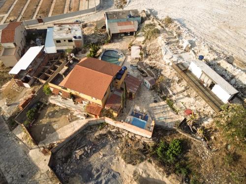 an overhead view of a building with a house at Recanto das Pedras - Suíte 1 in São Thomé das Letras