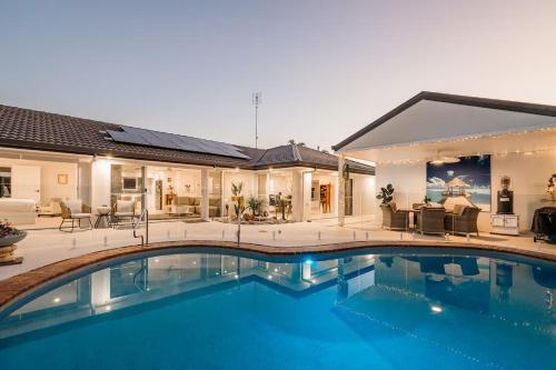 Bazén v ubytování Luxury Mooloolaba Retreat with Spa & Pool nebo v jeho okolí