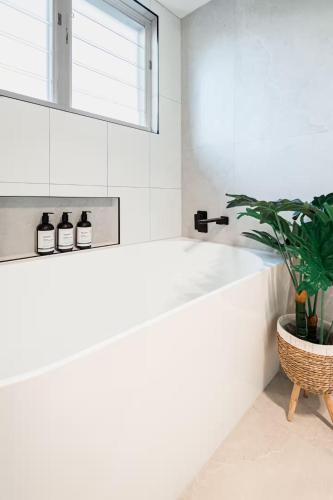 Fotografie z fotogalerie ubytování Luxury Mooloolaba Retreat with Spa & Pool v destinaci Mooloolaba