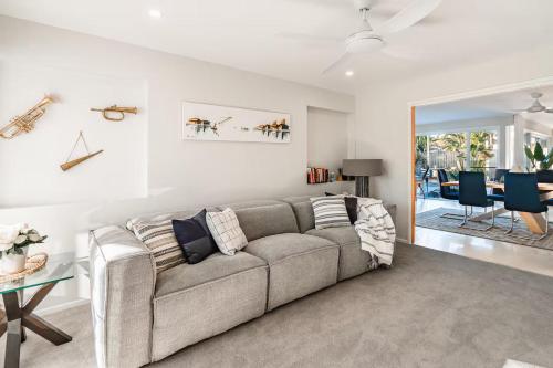 Posezení v ubytování Luxury Mooloolaba Retreat with Spa & Pool