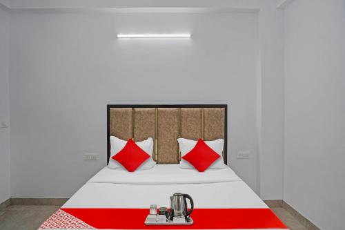 Postel nebo postele na pokoji v ubytování Hotel O Raj Residency