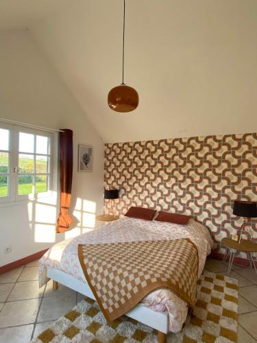 une chambre avec un lit et une grande fenêtre dans l'établissement Petit gîte au coeur du haras, à Le Breuil-en-Auge