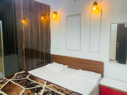 Postel nebo postele na pokoji v ubytování balaji hotel & guest house