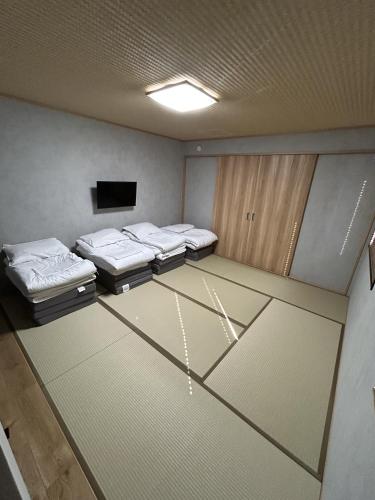 Katil atau katil-katil dalam bilik di Guest House Sakura