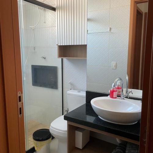 a bathroom with a sink and a toilet at Descanso e lazer in Parnamirim