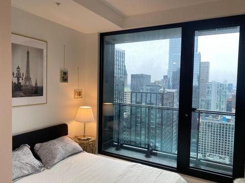 Ένα ή περισσότερα κρεβάτια σε δωμάτιο στο NICE FURNISHED CONDO Downtown - Quartier des Spectacles