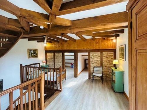 Il comprend un salon doté de parquet et de plafonds en bois. dans l'établissement Maison spacieuse avec piscine, salle de sport, et équipements complets à Villamblard - FR-1-616-2, à Villamblard