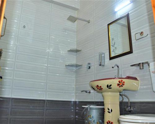 ein Badezimmer mit Waschbecken und Toilette in der Unterkunft Ridhi Sidhi Cottage Homestay in Shimla