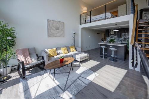 Кухня или мини-кухня в Modern top-floor 1-bedroom loft with free parking
