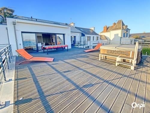 Photo de la galerie de l'établissement Appartement duplex 6-8 pers avec terrasse, jacuzzi et garage à Port-Louis - FR-1-349-230, à Port-Louis