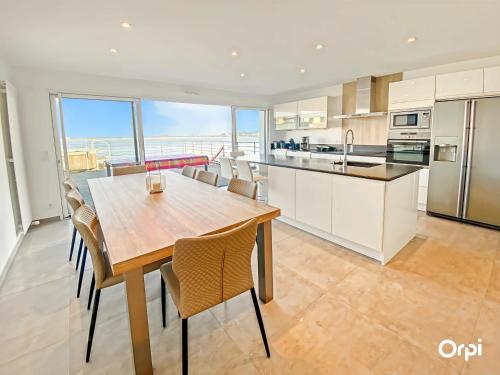 Photo de la galerie de l'établissement Appartement duplex 6-8 pers avec terrasse, jacuzzi et garage à Port-Louis - FR-1-349-230, à Port-Louis