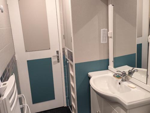 Koupelna v ubytování Appartement au Cœur de Super Besse avec Balcon et Parking - FR-1-814-98