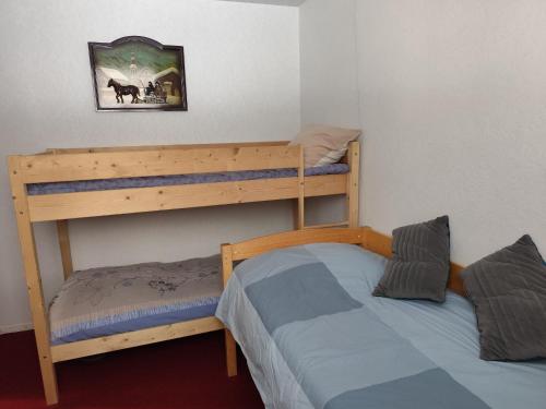 Postel nebo postele na pokoji v ubytování Appartement au Cœur de Super Besse avec Balcon et Parking - FR-1-814-98