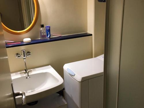 une salle de bain avec un lavabo et un miroir dans l'établissement Studio avec loggia à Super Besse, proche des pistes - FR-1-814-112, à Besse-et-Saint-Anastaise