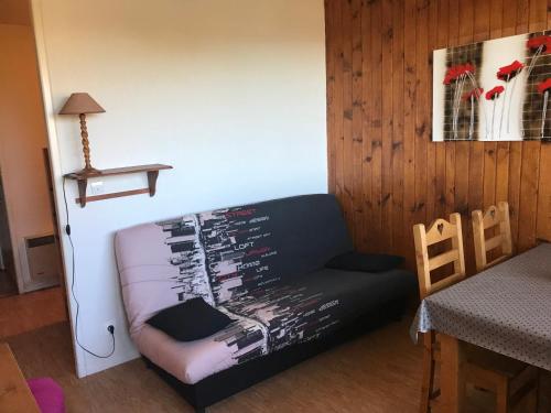 - un salon avec un canapé et un ordinateur portable dans l'établissement Studio sur les pistes à Super Besse - FR-1-814-108, à Besse-et-Saint-Anastaise