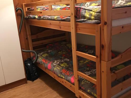 Zimmer mit Etagenbett und einem Etagenbett aus Holz mit in der Unterkunft Studio cosy sur les pistes, proche télécabines - FR-1-814-108 in Besse-et-Saint-Anastaise
