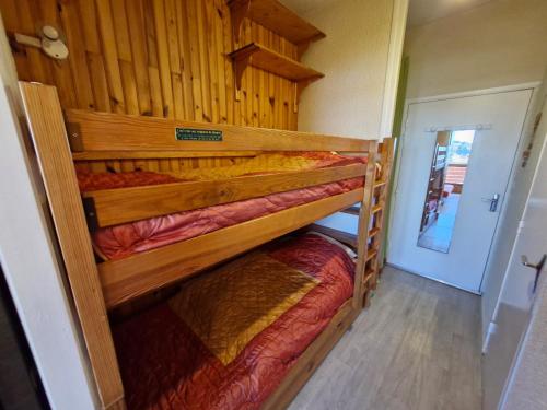 quelques lits superposés dans une chambre dans l'établissement Studio moderne à Super Besse pour 4 pers, accès aux pistes - FR-1-814-123, à Besse-et-Saint-Anastaise