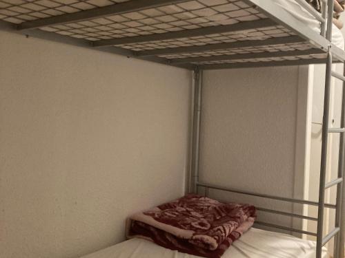 Etagenbett in einem Zimmer mit einer Matratze in der Unterkunft Studio cosy 4 pers au cœur de Super Besse - FR-1-814-118 in Besse-et-Saint-Anastaise