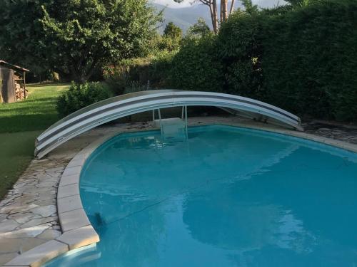 - une piscine avec un pont dans l'établissement Villa climatisée avec belle terrasse et jardin à Saint-Génis-des-Fontaines - FR-1-776-133, à Saint-Génis
