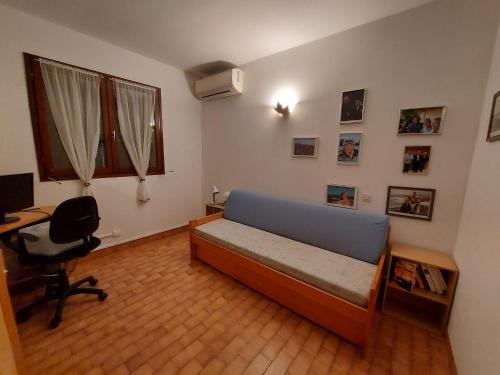 une chambre avec un lit, un bureau et un ordinateur dans l'établissement Villa climatisée avec belle terrasse et jardin à Saint-Génis-des-Fontaines - FR-1-776-133, à Saint-Génis