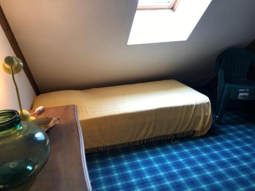 une petite chambre avec un lit et une table dans l'établissement Chalet typique proche centre station avec parking privé - FR-1-814-104, à Besse-et-Saint-Anastaise