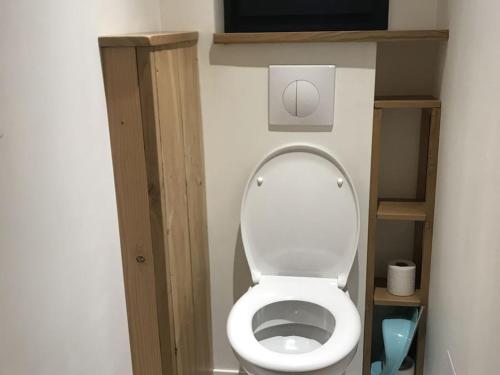 Elle comprend une petite salle de bains pourvue de toilettes. dans l'établissement Chalet spacieux 170m2, jusqu'à 14 pers., lumineux salon et terrasse - FR-1-814-105, à Besse-et-Saint-Anastaise