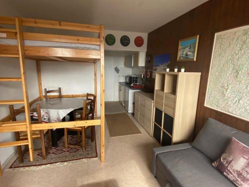 Cette petite chambre comprend des lits superposés et une cuisine. dans l'établissement Studio fonctionnel à Super Besse, skis aux pieds ! - FR-1-814-107, à Besse-et-Saint-Anastaise