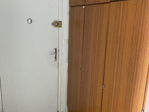 Cette chambre comprend un placard avec une porte en bois. dans l'établissement Studio fonctionnel à Super Besse, skis aux pieds ! - FR-1-814-107, à Besse-et-Saint-Anastaise