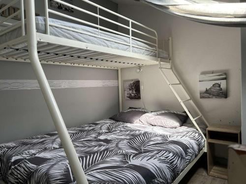 - une chambre avec des lits superposés et des lits superposés dans l'établissement Maison studio mezzanine à Saint Pierre la Mer - FR-1-229D-157, à Fleury