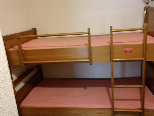 Ce dortoir comprend 2 lits superposés et des draps roses. dans l'établissement Studio bien équipé près des pistes à Super Besse - FR-1-814-113, à Besse-et-Saint-Anastaise
