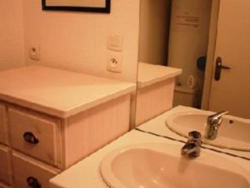 une salle de bain avec un lavabo et un miroir dans l'établissement Studio central avec parking privé à Super Besse - FR-1-814-116, à Besse-et-Saint-Anastaise