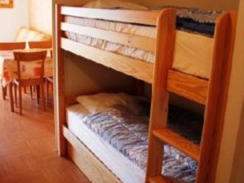 quelques lits superposés dans une chambre dans l'établissement Studio central avec parking privé à Super Besse - FR-1-814-116, à Besse-et-Saint-Anastaise